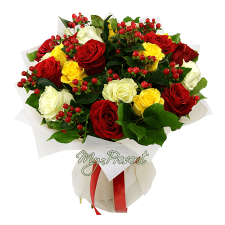 Bouquet de roses multicolores avec millepertuis