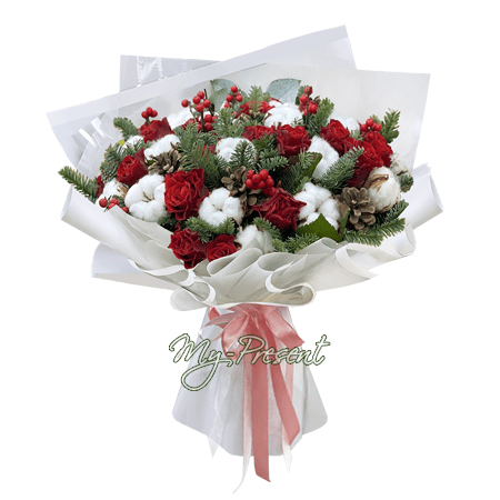 Bouquet de Noël de roses, Hypericum et décorations de Noël